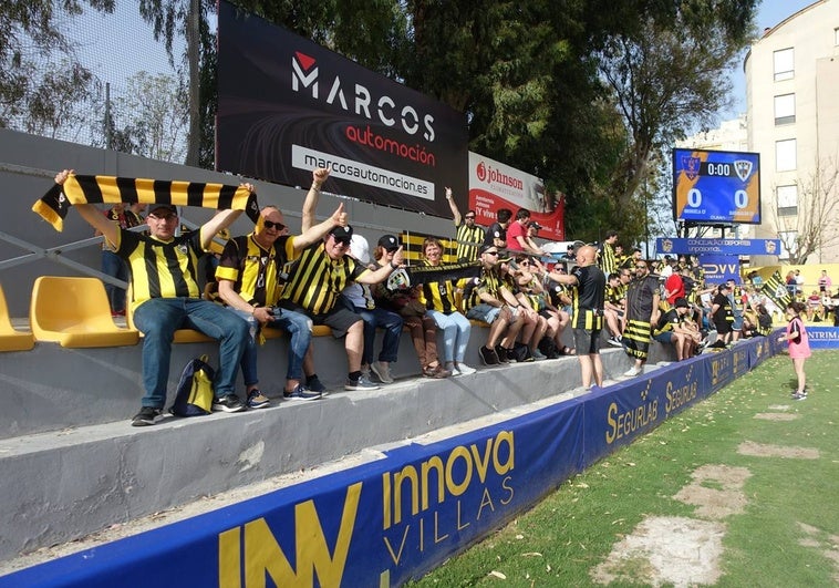 Los aficionados gualdinegros más tempraneros en entrar a Los Arcos.