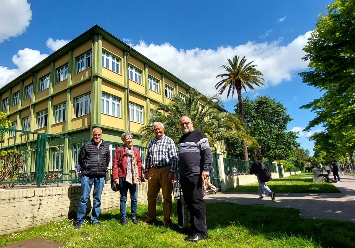 Edesio Pérez, Amagoia López de Larruzea, José Mari Sahelices e Iñaki Uribarrena, miembros de la agrupación Pipergorri de Gernika, frente al edificio del instituto que hizo las veces de hospital militar de prisioneros de guerra.