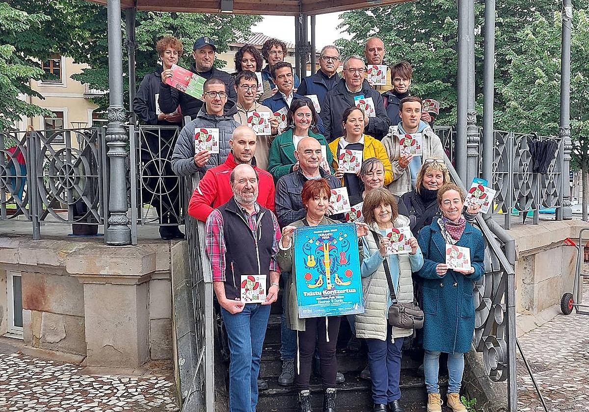 La alcaldesa de Durango, Mireia Elkoroiribe, posa con los representantes de las asociaciones locales.