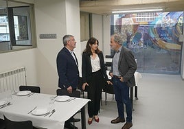 El comedor, inaugurado este lunes por César Fernández de Landa, Maider Extebarria y Raimundo Ruiz de Escudero, acogerá a sesenta personas para comidas y cenas.