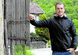 Unai Laso, en un rincón de la localidad navarra de Bizkarreta-Gerendiain a la que acude habitualmente desde pequeño para visitar a su familia.