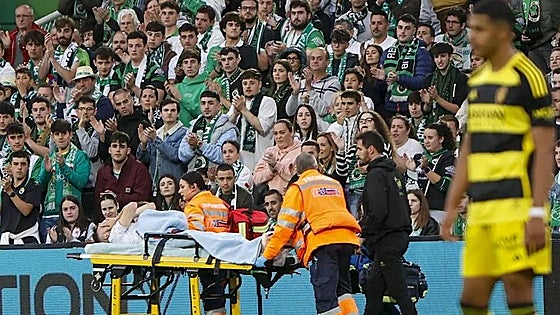 El exjugador del Athletic Iñigo Vicente se retira en camilla y hace saltar las alarmas en Santander
