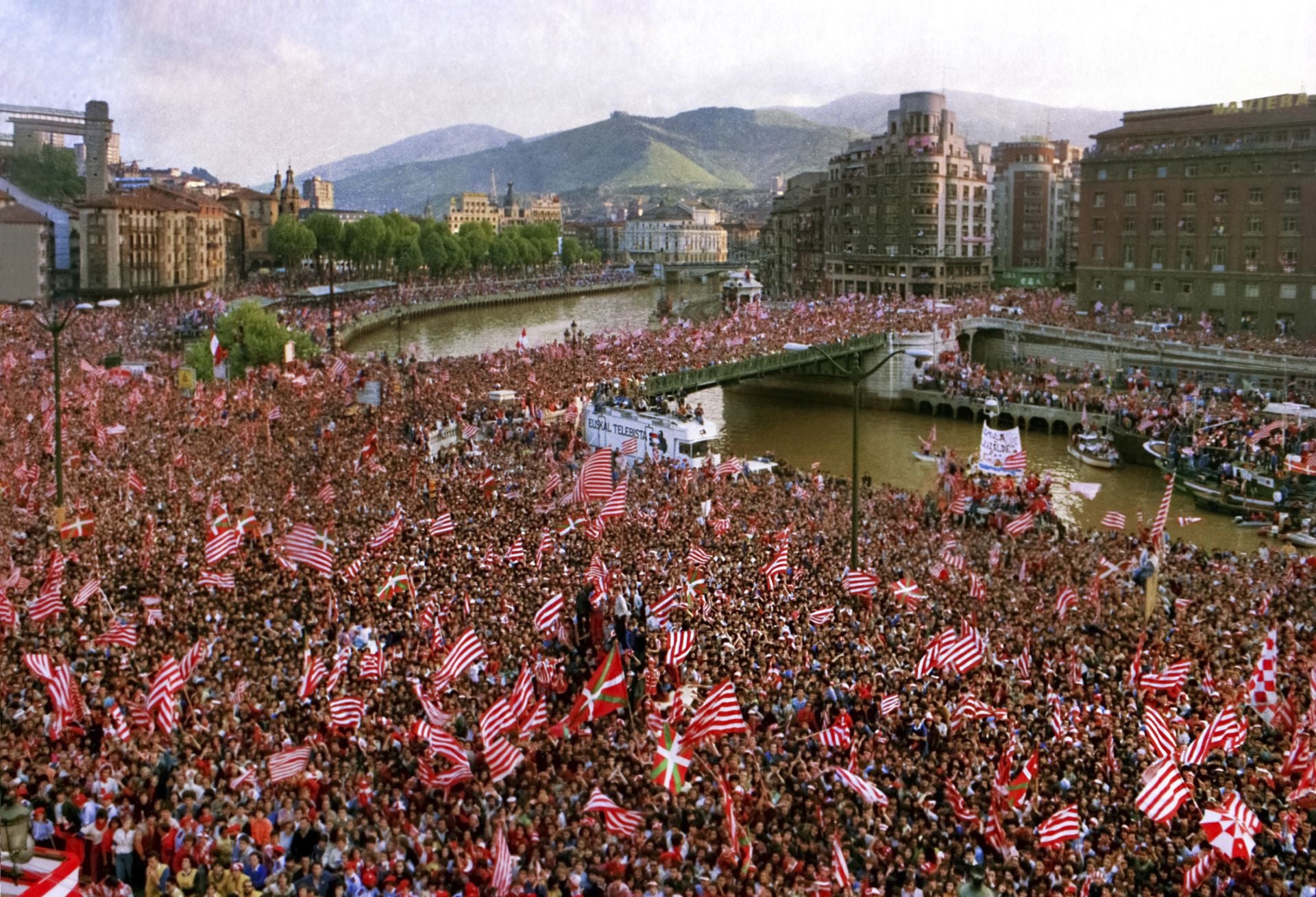 Los hinchas en el Ayuntamiento en la segunda gabarra, el 7-5-84.