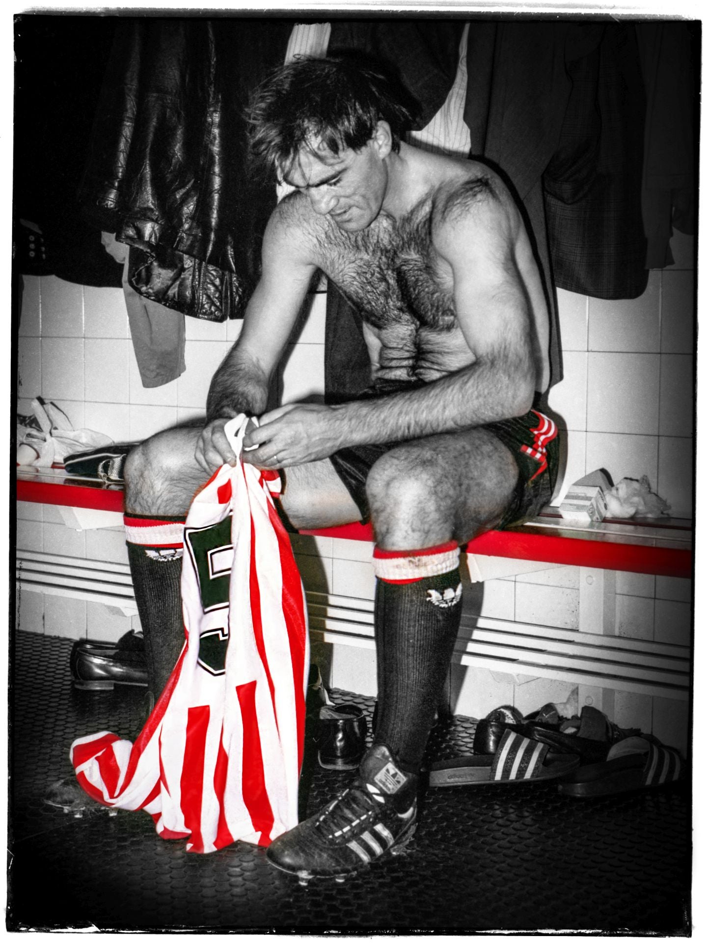 Andoni Goikoetxea, en el vestuario del Athletic tras su partido homenaje ante el Atlético de Madrid, el 20-12-90