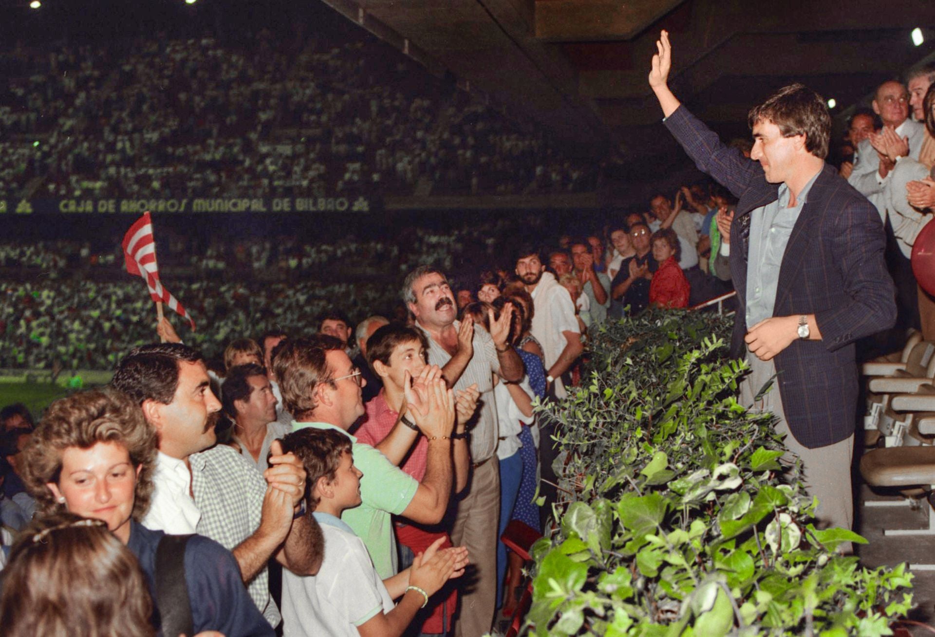 Dani se despide de la afición de San Mamés, el 2-8-86.