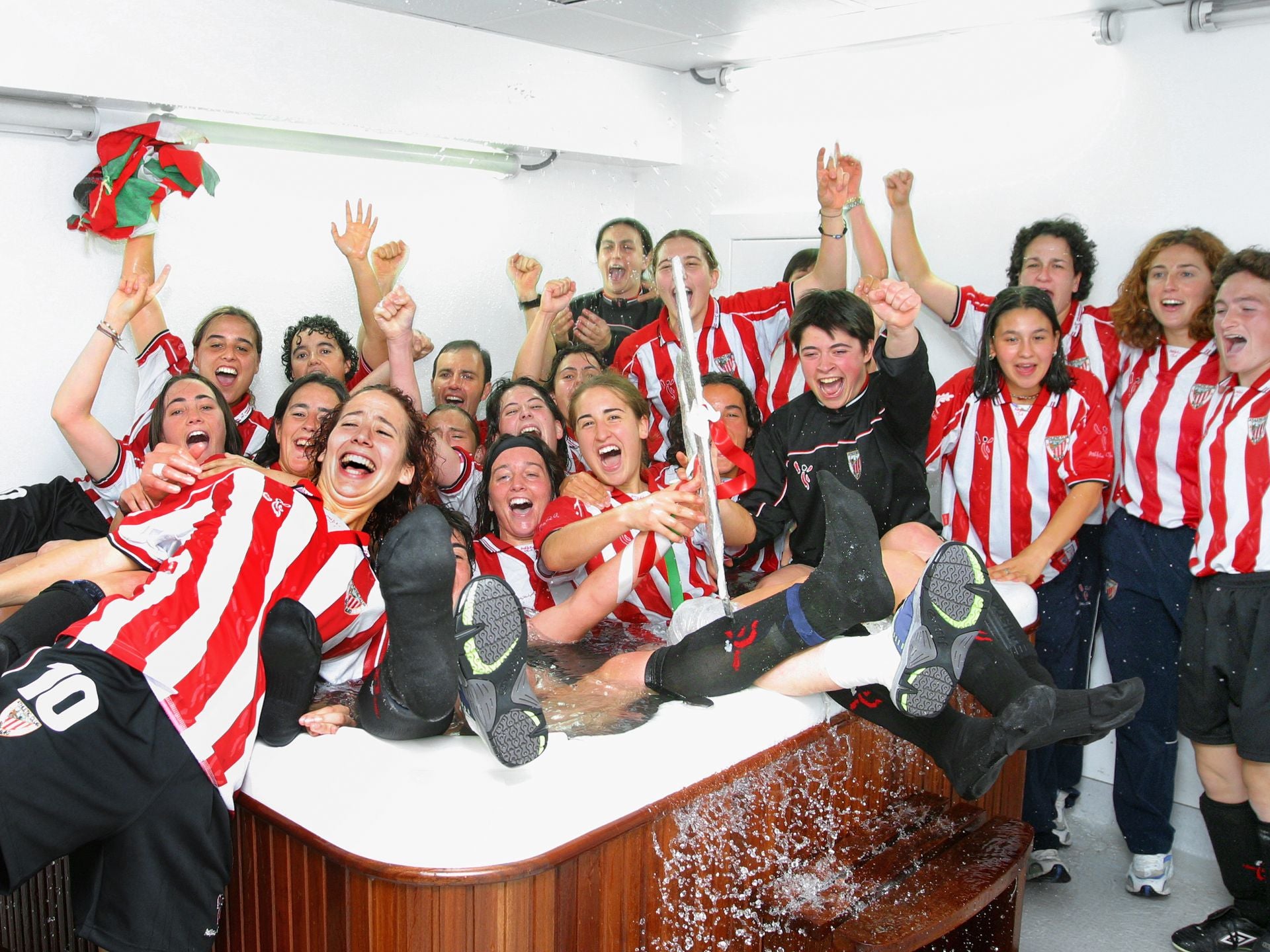 El Athletic femenino celebra en el vestuario su primera Liga el 27-4.03.