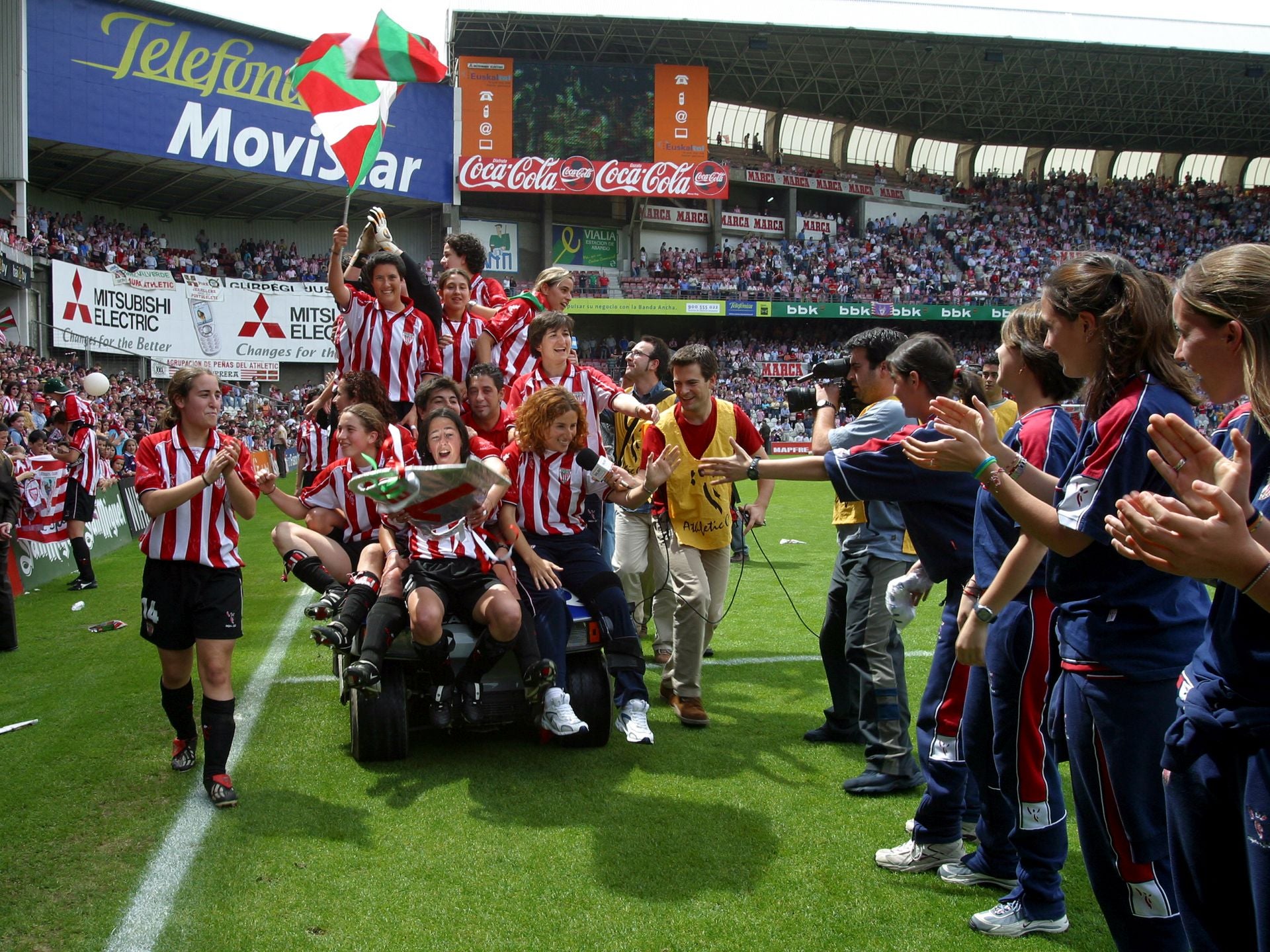 Vuelta de honor tras su primera Liga el 27-4.03.