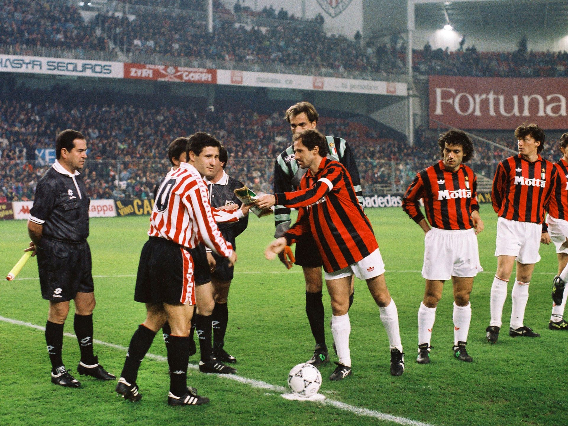 Mendiguren y Baressi antes del amistoso ante el Milan el 3-1-93