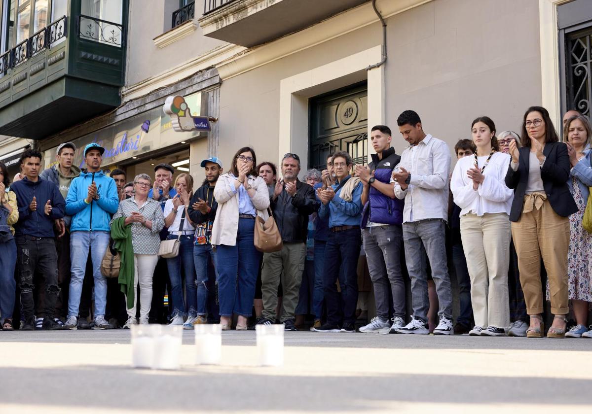 Concentración en Algorta: «Hay que impedir que los jóvenes salgan con armas a la calle»