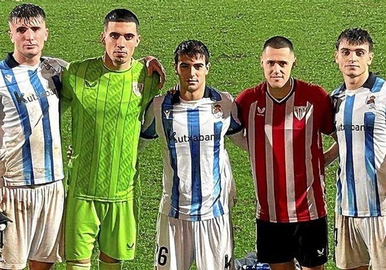 Eñaut Lete es el primero por la derecha. La foto corresponde a los cinco jugadores naturales de Zarautz que se enfrentaron en el derbi.