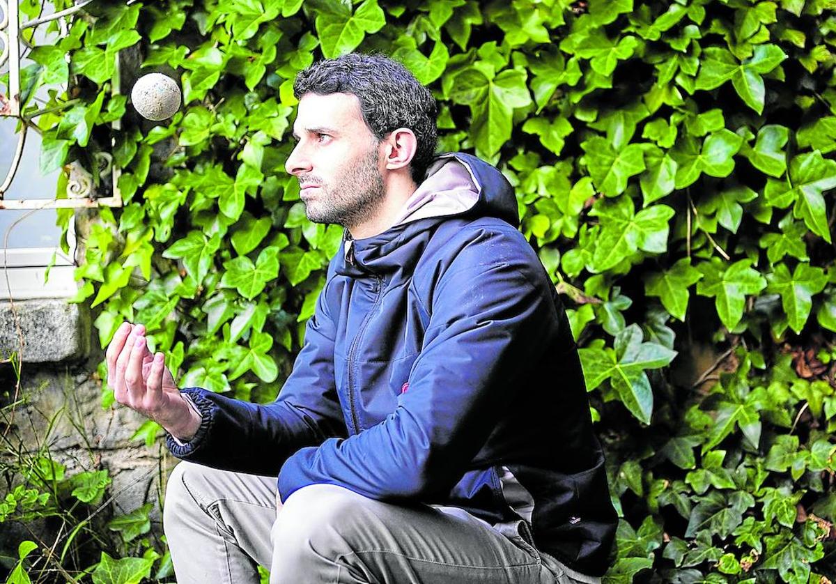 «Con los años también se aprende a estar entre la espada y la pared»