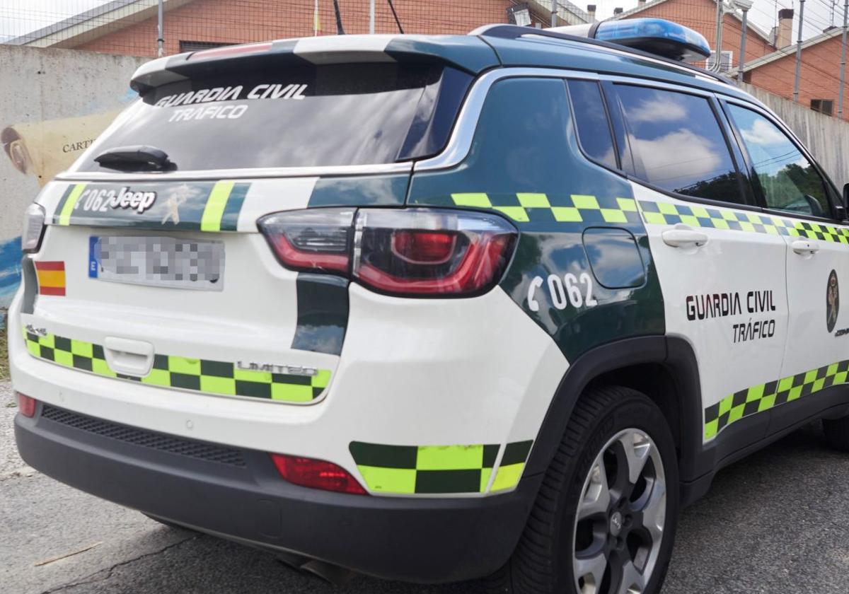 Hallado un bebé de dos años que gateaba por una carretera de Cádiz mientras sus padres iban de copas