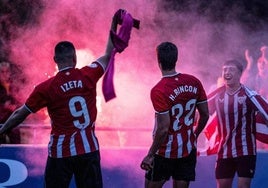 Dura sanción a un hincha del Athletic que saltó al campo con una bengala en la celebración del ascenso del filial