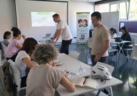 Javier Echarri y Jon Alonso, fundadores del proyecto Ikasiz durante la charla en Vitoria.