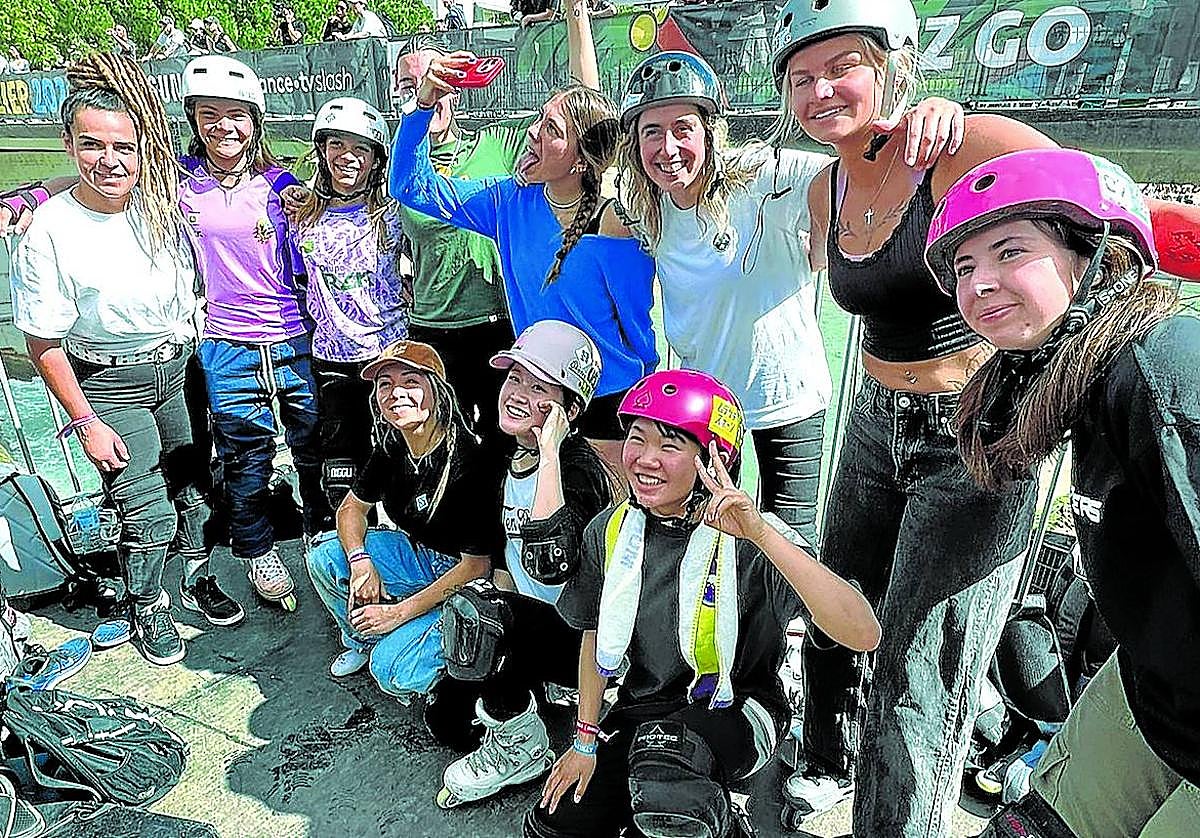 Eneritz Quincoces, primera por la derecha, junto a algunas de las competidoras en la FISE World Skate de Montpellier.