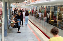 Usuarios de la estacion de Metro Bilbao de Bidezabal.