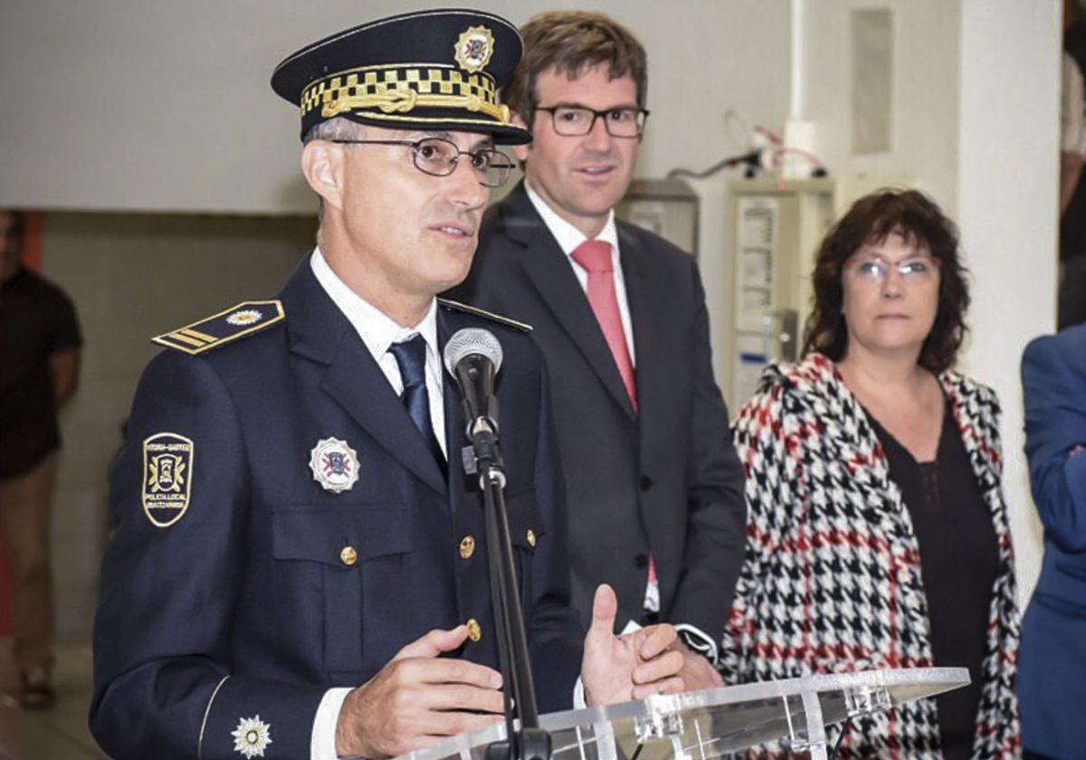 Tobalina habla en un acto protocolario con la entonces concejala de Seguridad Ciudadana, Marian Gutiérrez, a su espalda.