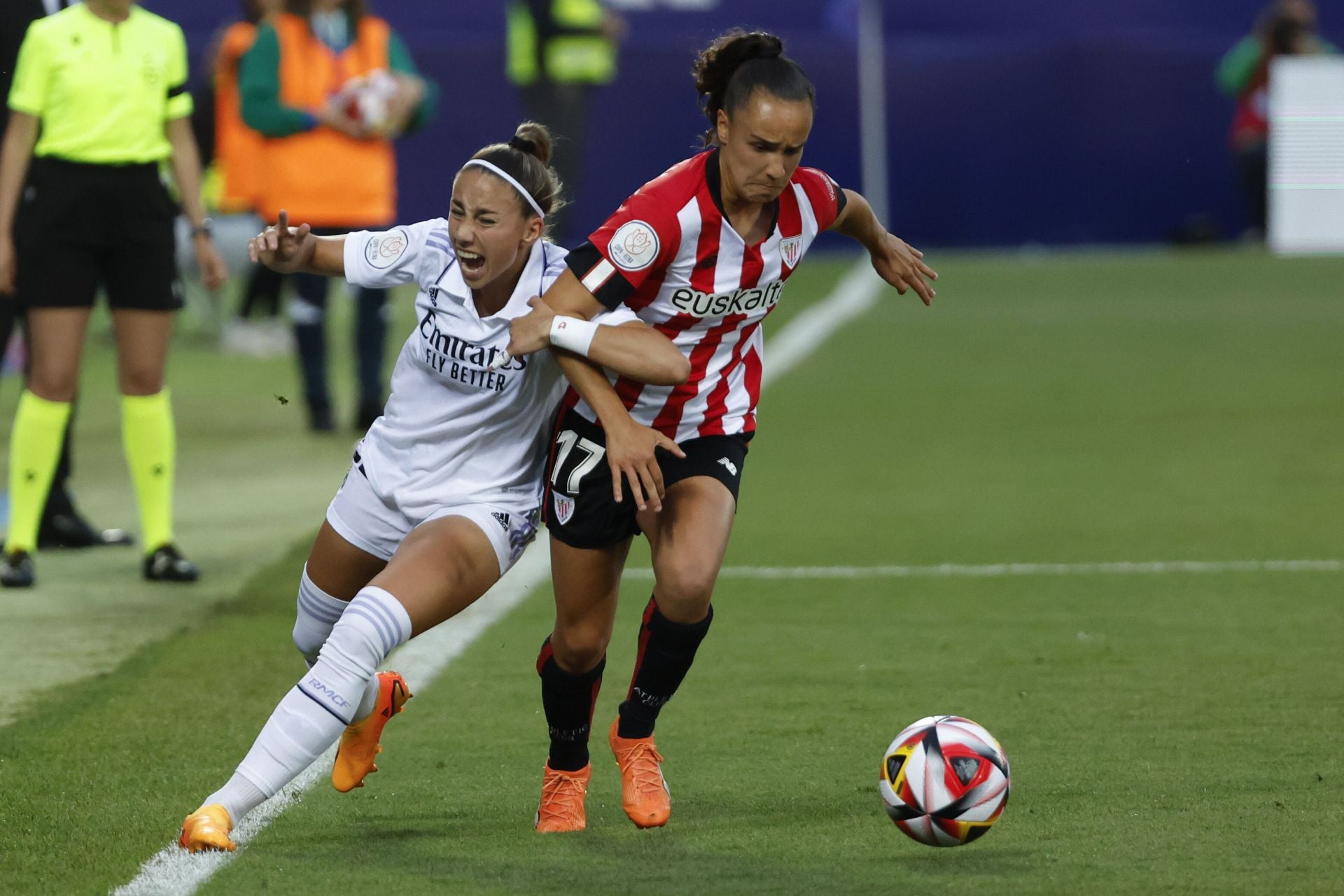 Nerea Nevado pelea por un balón con Athenea