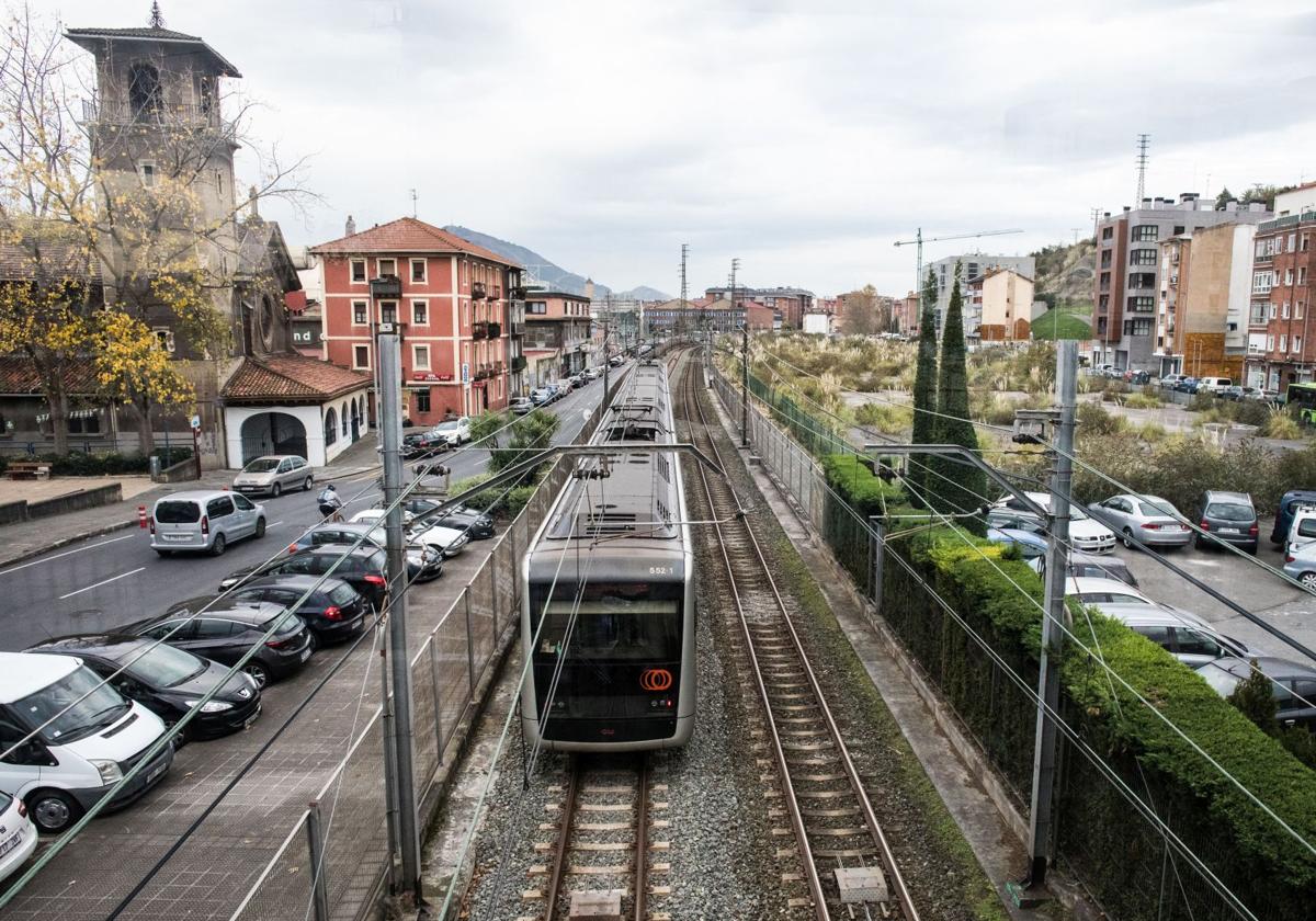 Los edificios del entorno de diez estaciones de metro sufren niveles de ruido y vibraciones superiores al máximo legal.