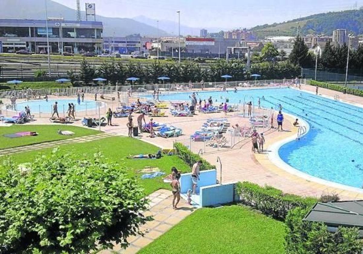 Las instalaciones exteriores del polideportivo de Artunduaga, en Basauri, recuperan las actividades de verano el 8 de junio.