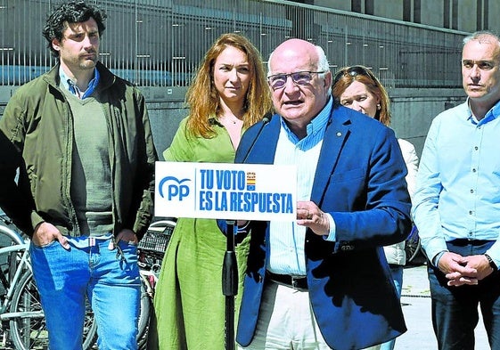 Javier Zarzalejos y dirigentes del PP vasco en un acto de campaña ayer en San Sebastián.