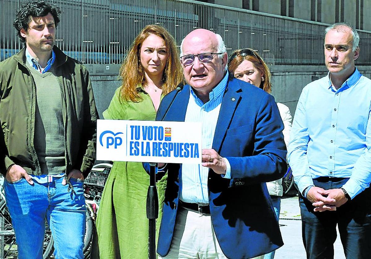 Javier Zarzalejos y dirigentes del PP vasco en un acto de campaña ayer en San Sebastián.