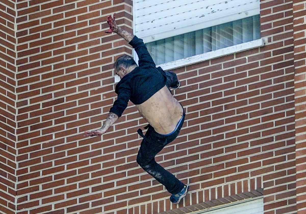 El acusado se lanza al vacío.