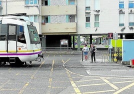 Un tren en dirección a Balmaseda atraviesa uno de los pasos a nivel que serán eliminados en Zalla, en el barrio de Aranguren.