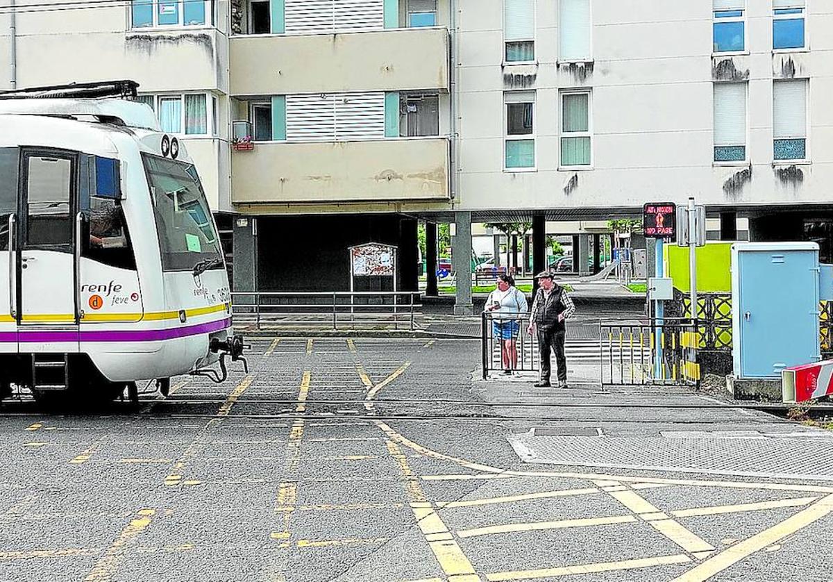 Un tren en dirección a Balmaseda atraviesa uno de los pasos a nivel que serán eliminados en Zalla, en el barrio de Aranguren.