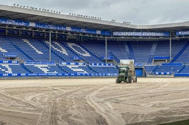 Operarios trabajan en Mendizorroza.