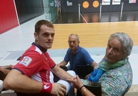 Unai Laso, junto a su padre Txema y su abuela Feli en el frontón Bizkaia.