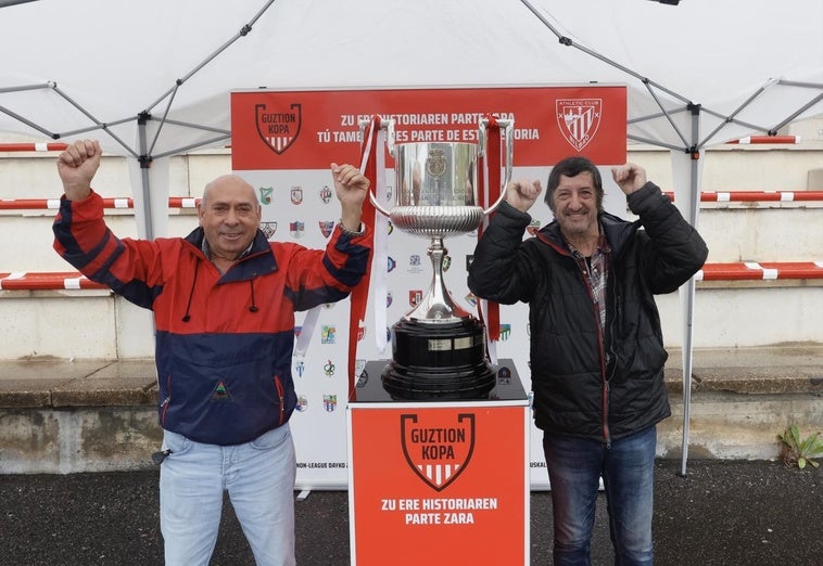 El 'tour' de la Copa del Athletic por Euskadi ya ha empezado en Otxarkoaga: «Haberla podido tocar es la leche»