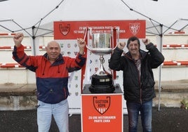 El 'tour' de la Copa del Athletic por Euskadi ya ha empezado en Otxarkoaga: «Haberla podido tocar es la leche»