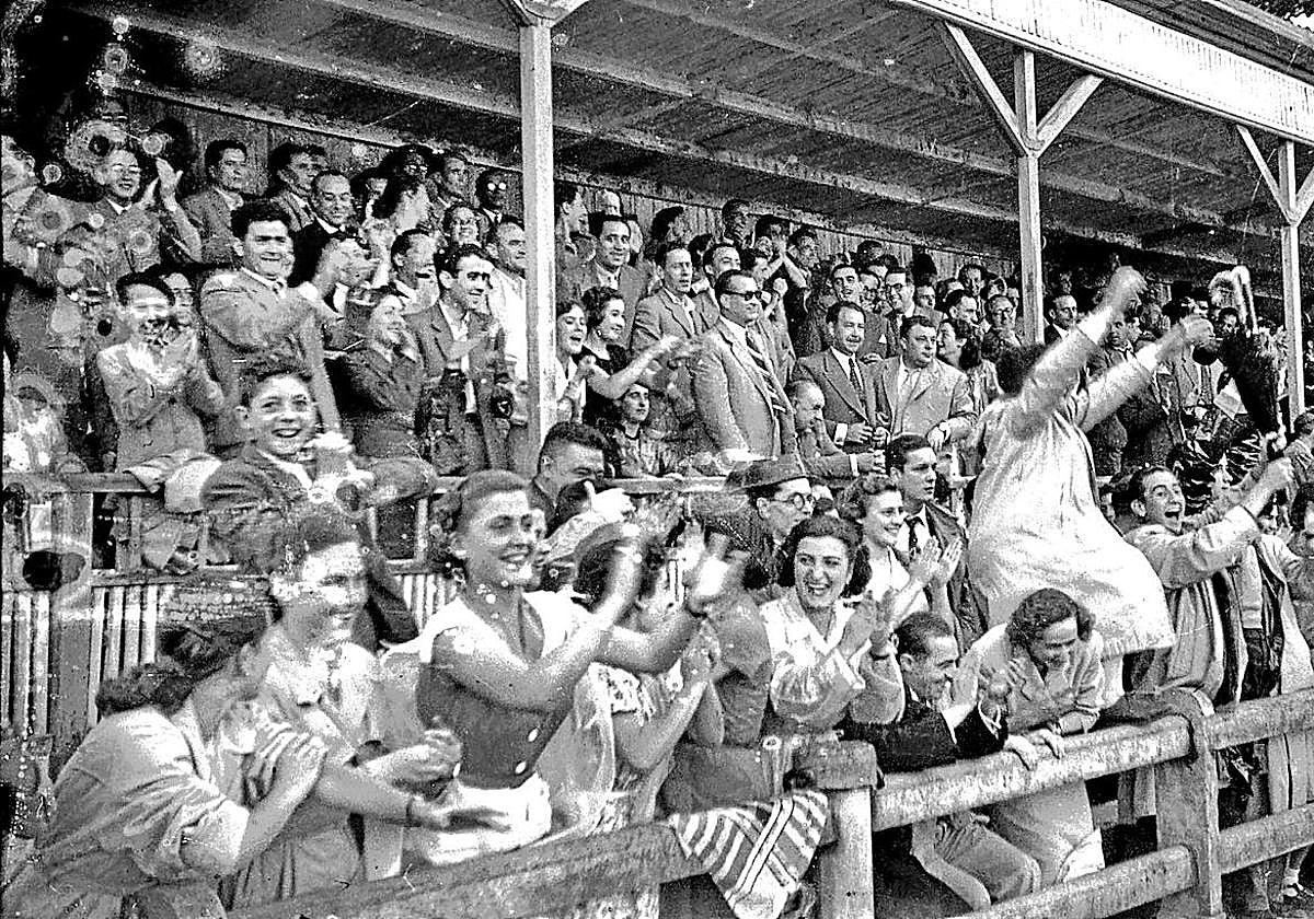 Años 50. Júbilo en el graderío principal del viejo Mendizorroza.