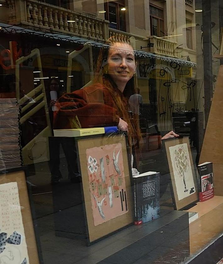 Imagen secundaria 2 - La pastelería Sosoaga, con la pintura de Laura Blue; y Elkar, con los collages de Miren Rico. En la fotografía central Rico, Blue, Leira y Moreno junto a Berasaluce y Estívariz, directoras de In Situ, y Arantxa Ibañez de Opacua, directora de Fundación Vital Fundazioa.