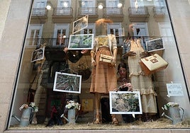 El escaparate de For cuenta con las obras fotográficas de Claudia Leria y Celia Moreno.