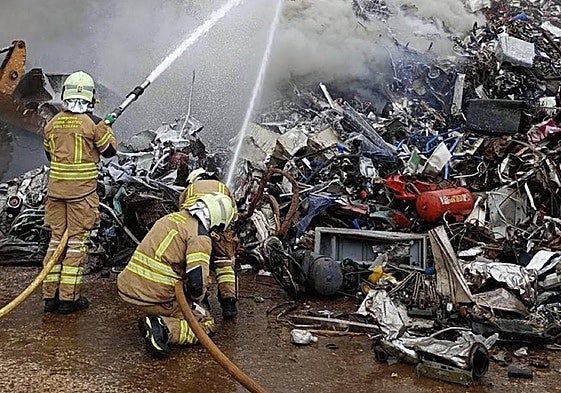 Los bomberos se afanan en la extinción del incendio.
