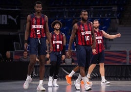 El baskonista Ndiaye, junto a McIntyre, durante la pretemporada de 2023