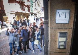 Turistas en el Casco Viejo de Bilbao.