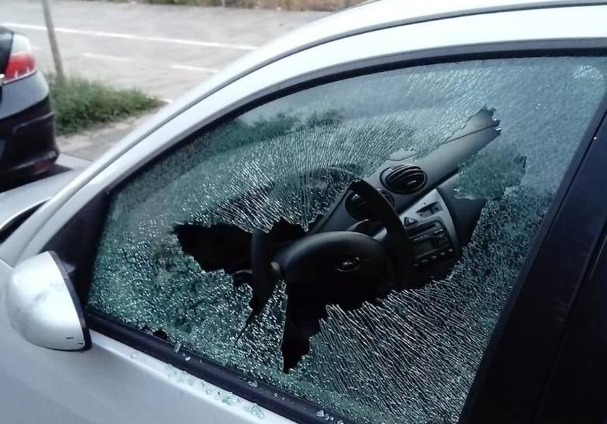 Un coche, ajeno a la información, con la ventanilla rota.