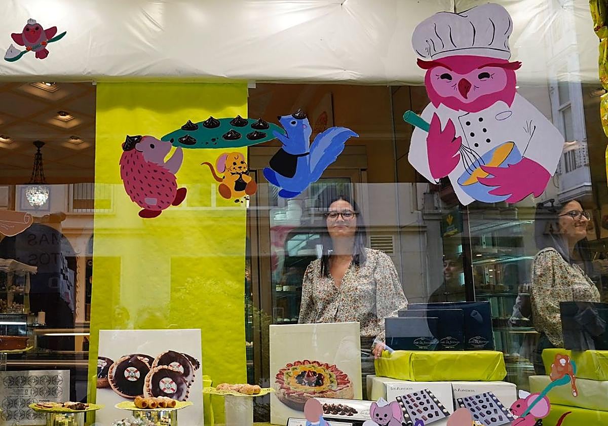 Imagen principal - La pastelería Sosoaga, con la pintura de Laura Blue; y Elkar, con los collages de Miren Rico. En la fotografía central Rico, Blue, Leira y Moreno junto a Berasaluce y Estívariz, directoras de In Situ, y Arantxa Ibañez de Opacua, directora de Fundación Vital Fundazioa.