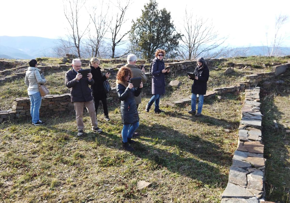 Varias personas participan en una visita anterior al Oppidum de Arrola.