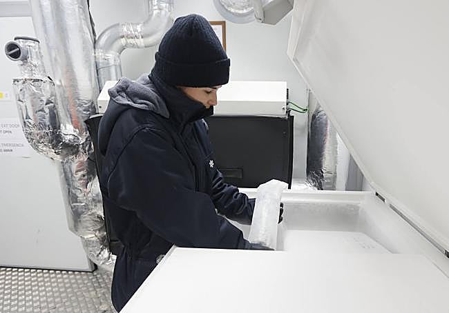 Patricia sostiene una muestra de hielo de Monte Perdido.