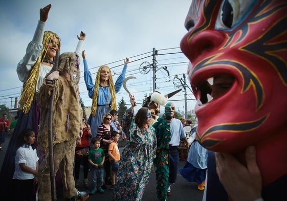 Lamiako Maskarada luce su mejor vestuario en el desfile por las calles del barrio.