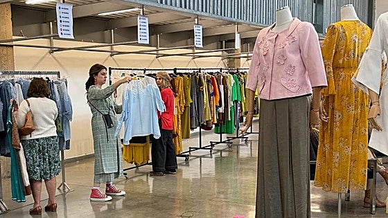 Mercedes de Miguel invita a un mercado con música, gastronomía y mucha moda en su atelier