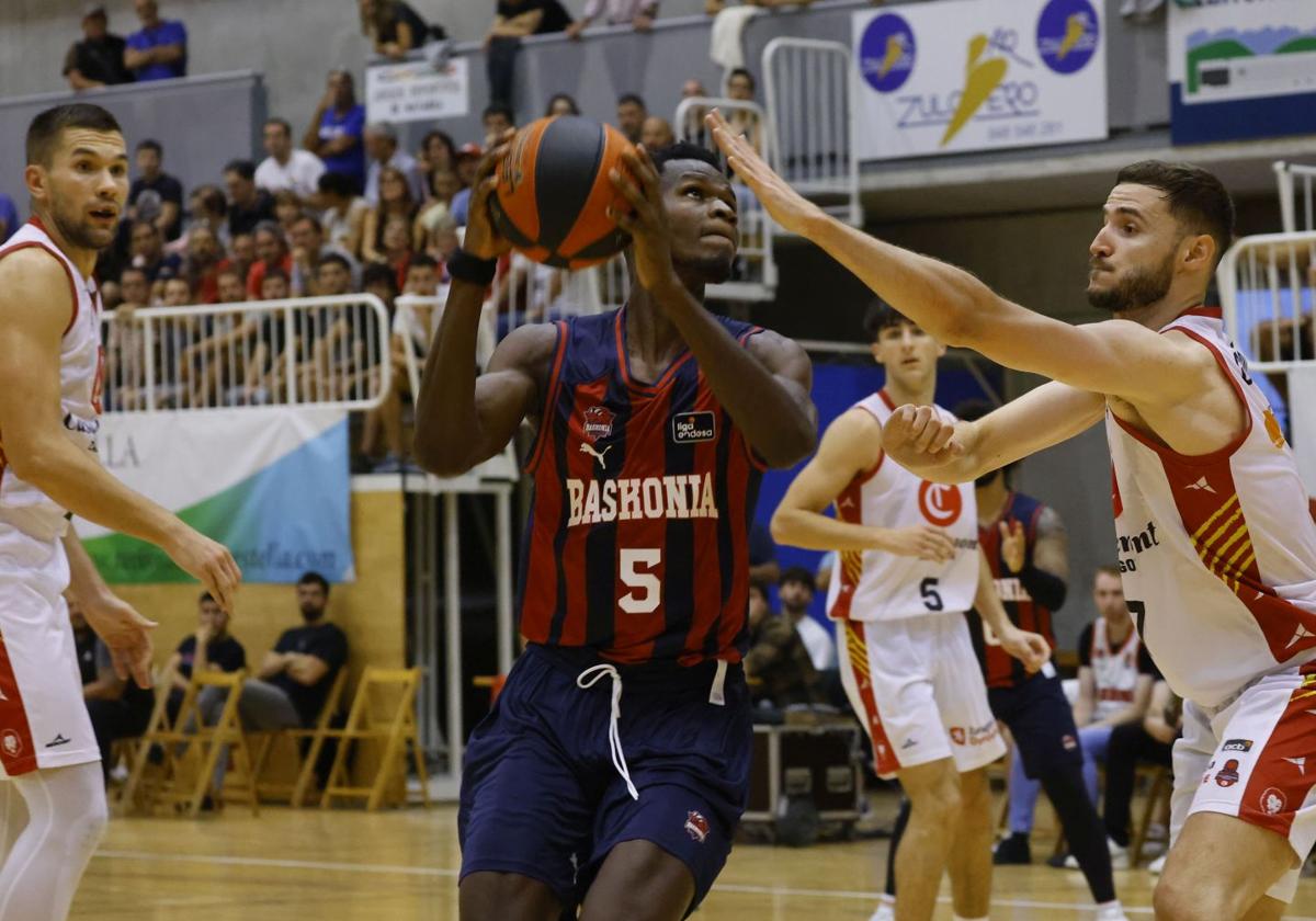 Ndiaye dejó buenos minutos en la pasada pretemporada con el Baskonia.