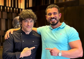 El influencer 'Cenando con Pablo' se indigna con el precio de la botella de agua en un restaurante de Jordi Cruz