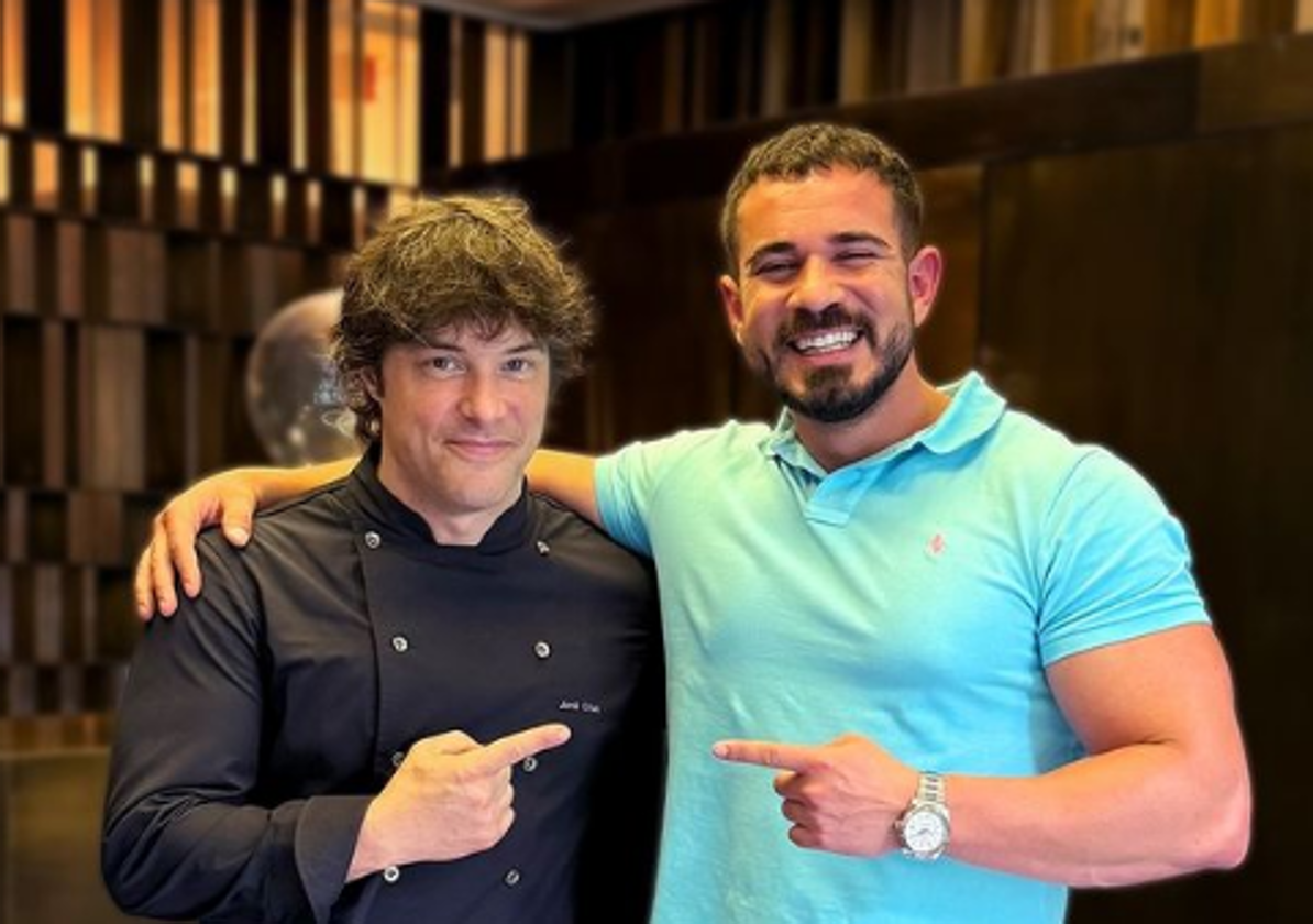 El influencer 'Cenando con Pablo' se indigna con el precio de la botella de agua en un restaurante de Jordi Cruz