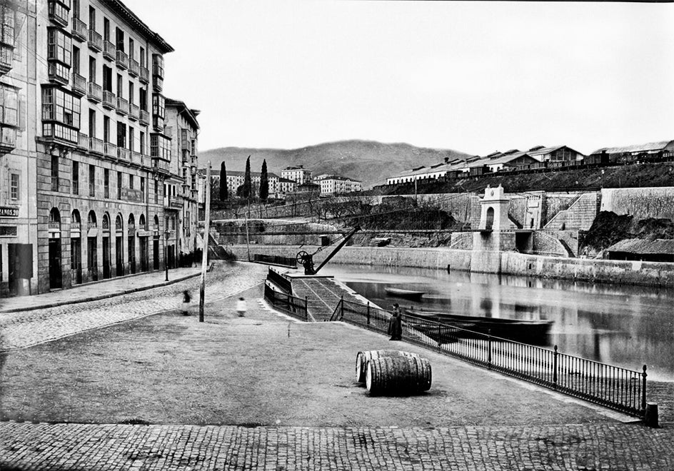 El puente de los Fueros fue el segundo puente colgante que hubo en Bilbao, situado junto al muelle de la Naja. Fue destruido por una bomba durante la Tercera Guerra Carlista.