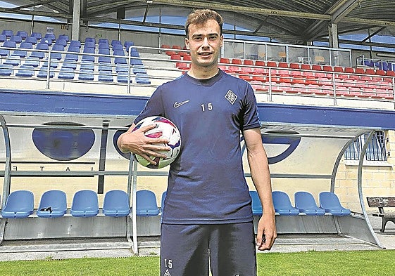 Álvaro Núñez junto al banquillo de Urritxe antes de un entrenamiento.